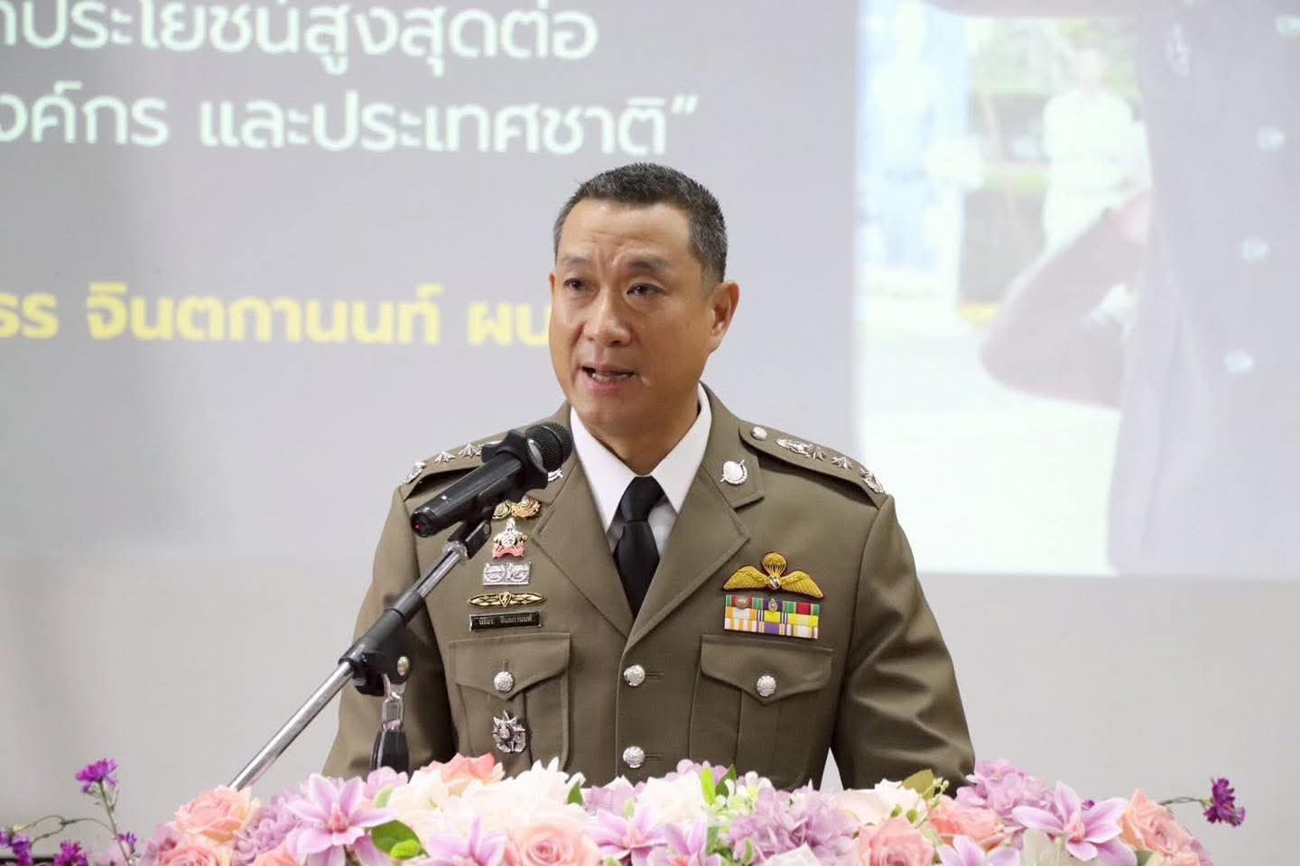 บิ๊กปิ่น" มอบประกาศนียบัตร มอบโล่รางวัลแก่ผู้มีผลการเรียนดี ความประพฤติดี 