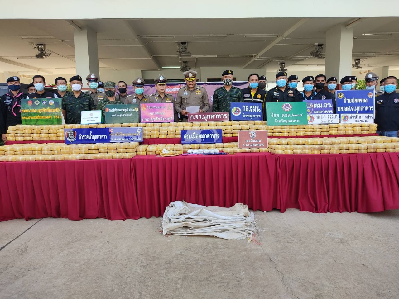 ตร.ภูธรจ.มุกดาหารแถลงข่าวจับยาบ้าล็อตใหญ่ 3,555,000  เม็ด 