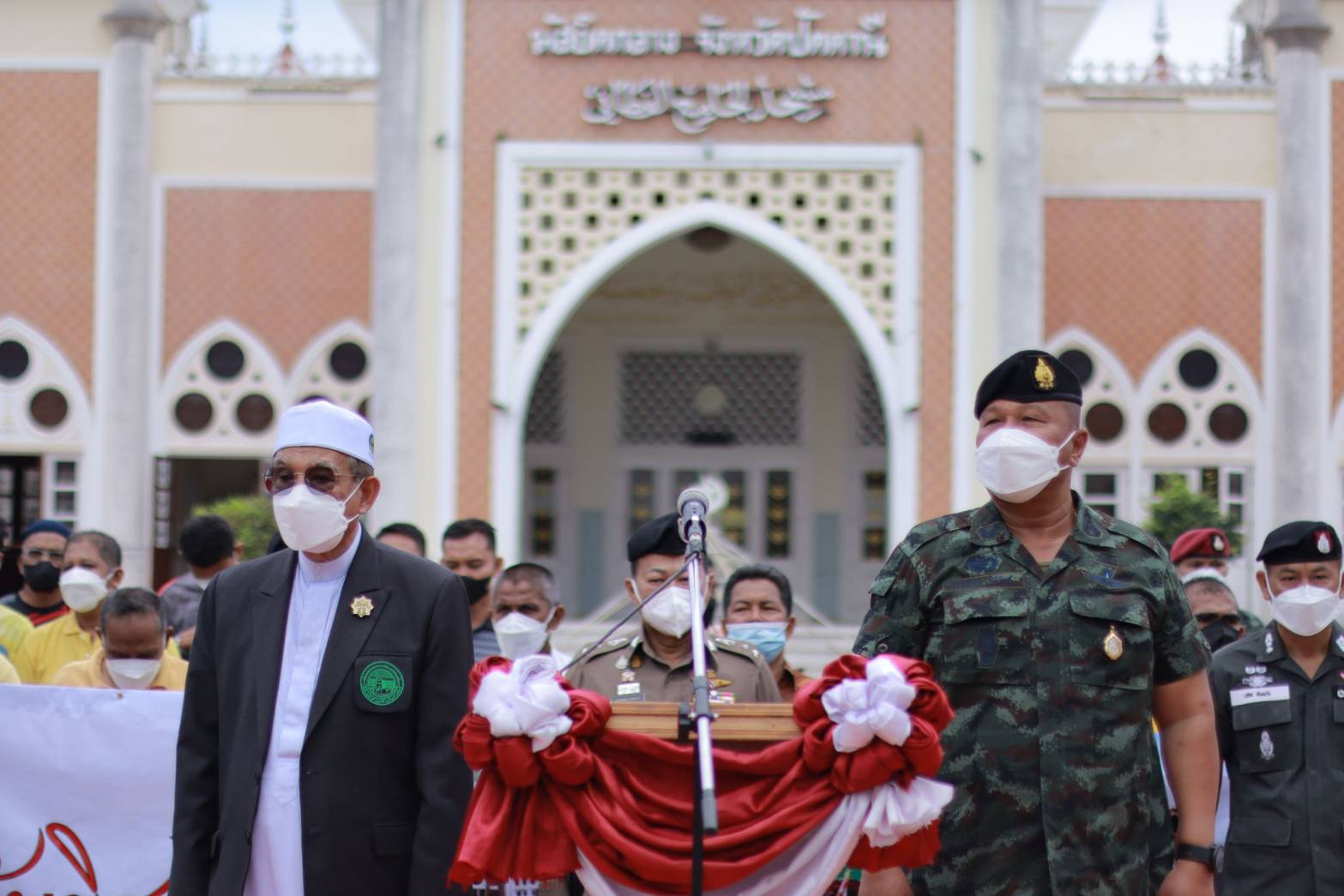  มทภ.4 และปชช.ร่วมปล่อยลูกโป่งสีขาวพันลูก  แสดงพลังสันติสุขหยุดความรุนแรงเดือนรอมฎอน