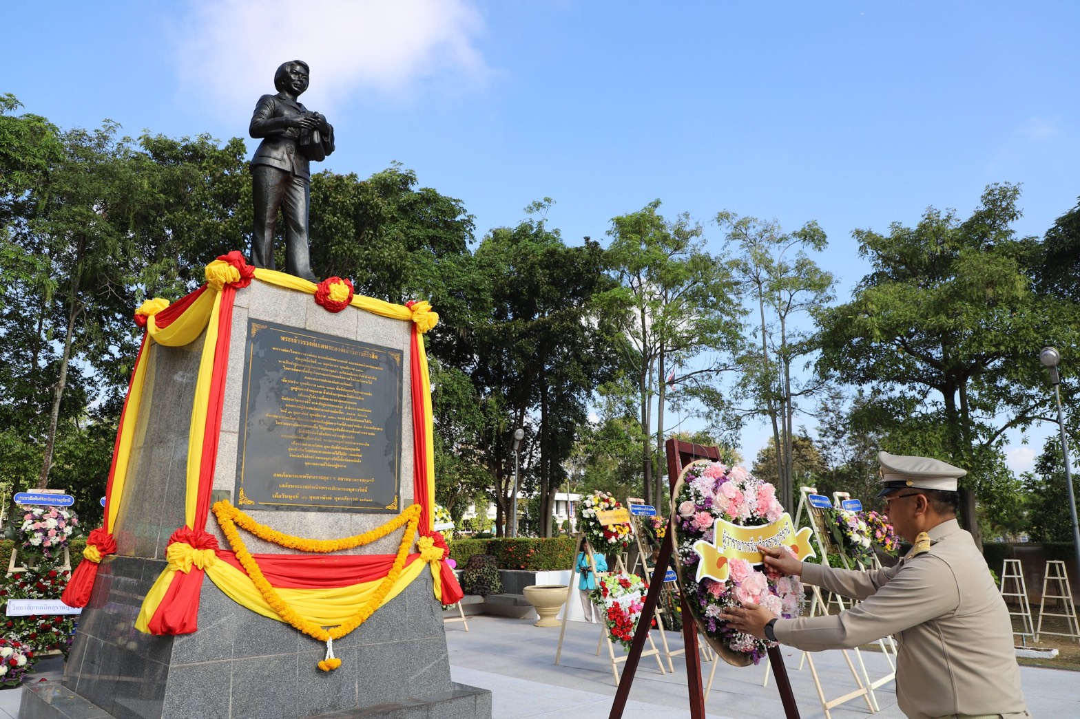 สุราษฎร์ธานี ร่วมพิธีบำเพ็ญกุศลและวางพวงมาลา ในวันวิภาวดีรังสิตรำลึก