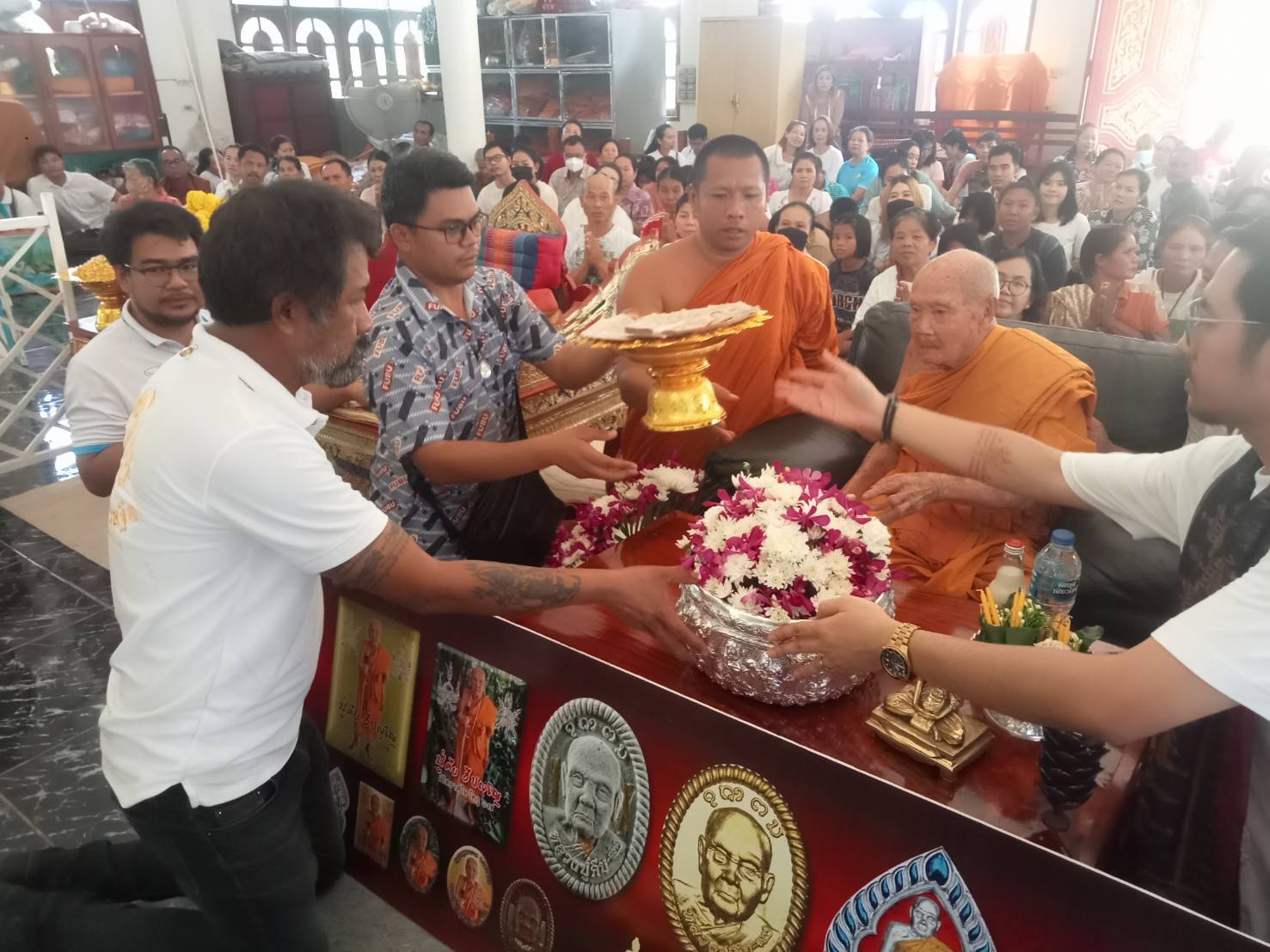 นครพนม ชาวพุทธนับพันแห่สรงน้ำหลวงปู่คีบ อายุย่าง 109 ปี รุมซื้อหวยเลขธูป 349 เกลี้ยงแผง
