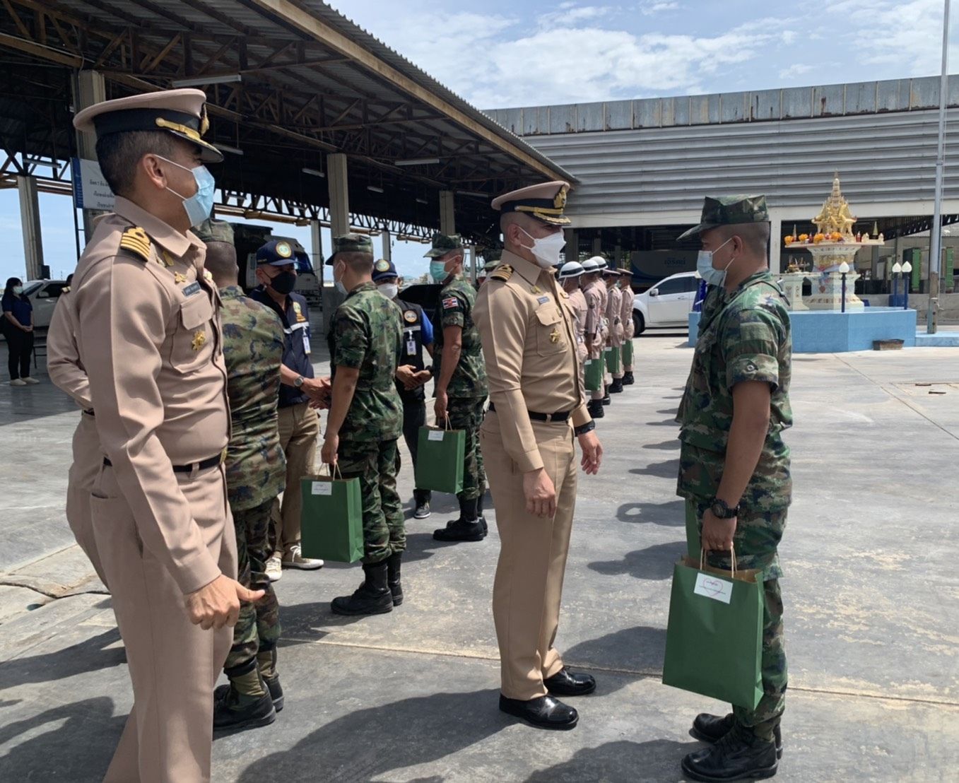 ศรชล.และหน่วยงานประมง ร่วมส่งกำลังพล  จากบกสู่แรงงานภาคประมงในทะเลป้องกันโควิด