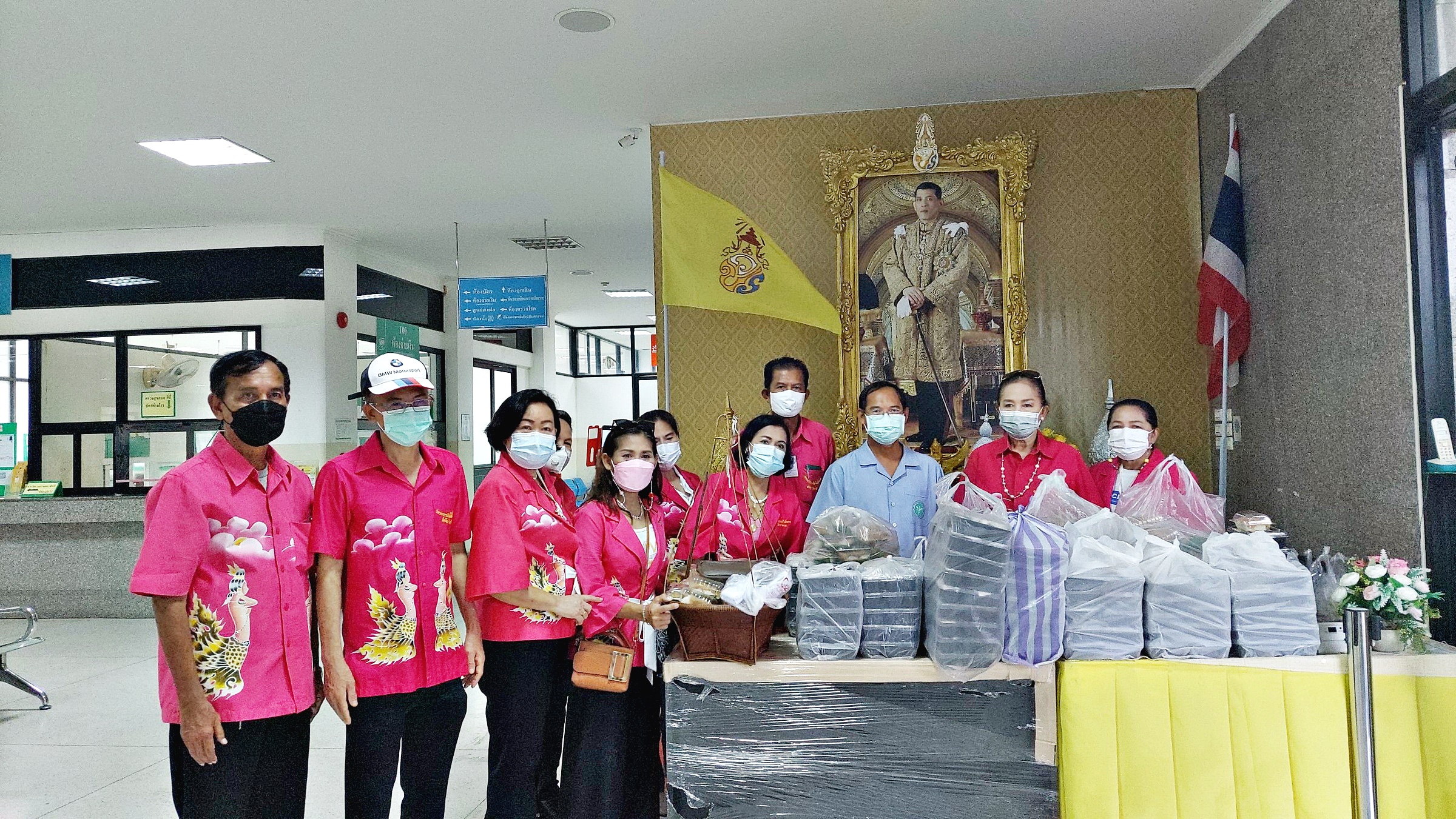  ชมรมวรรณศิลป์ไม่สิ้นสายสัตหีบจิตอาสา มอบข้าว ขนม น้ำดื่ม ให้ รพ.สัตหีบ กม.10 