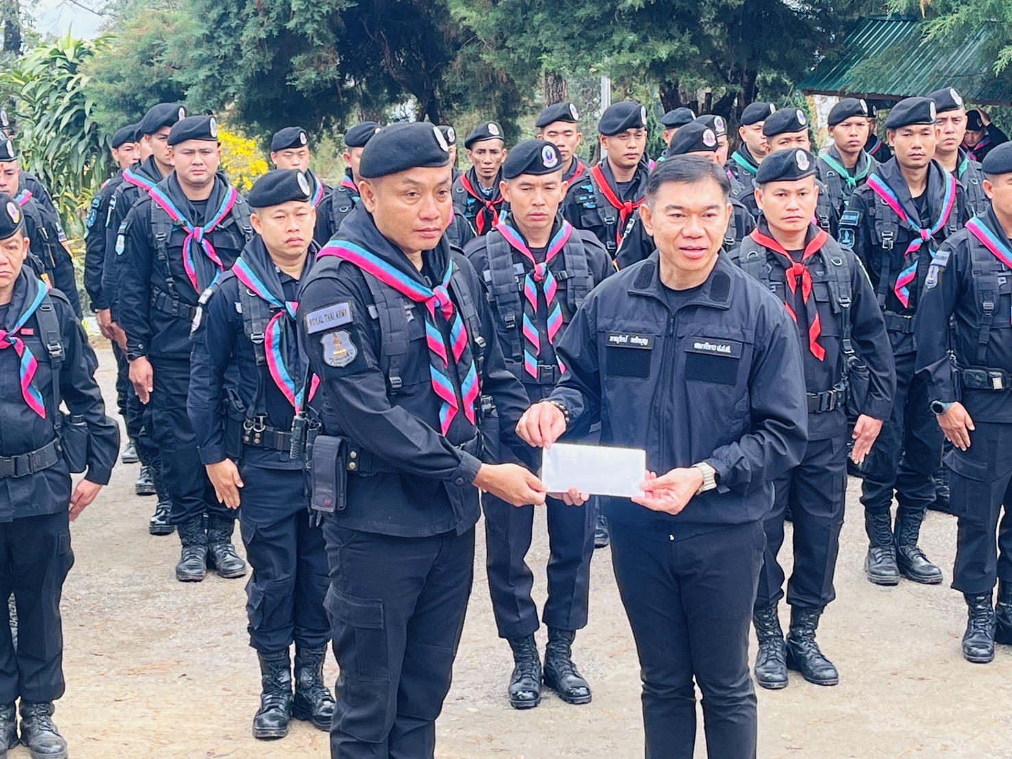 'บิ๊กหลวง' ลงพื้นที่ให้กำลังใจ จนท. พร้อมสนับสนุนเครื่องมือในการเสริมเขี้ยวเล็บ