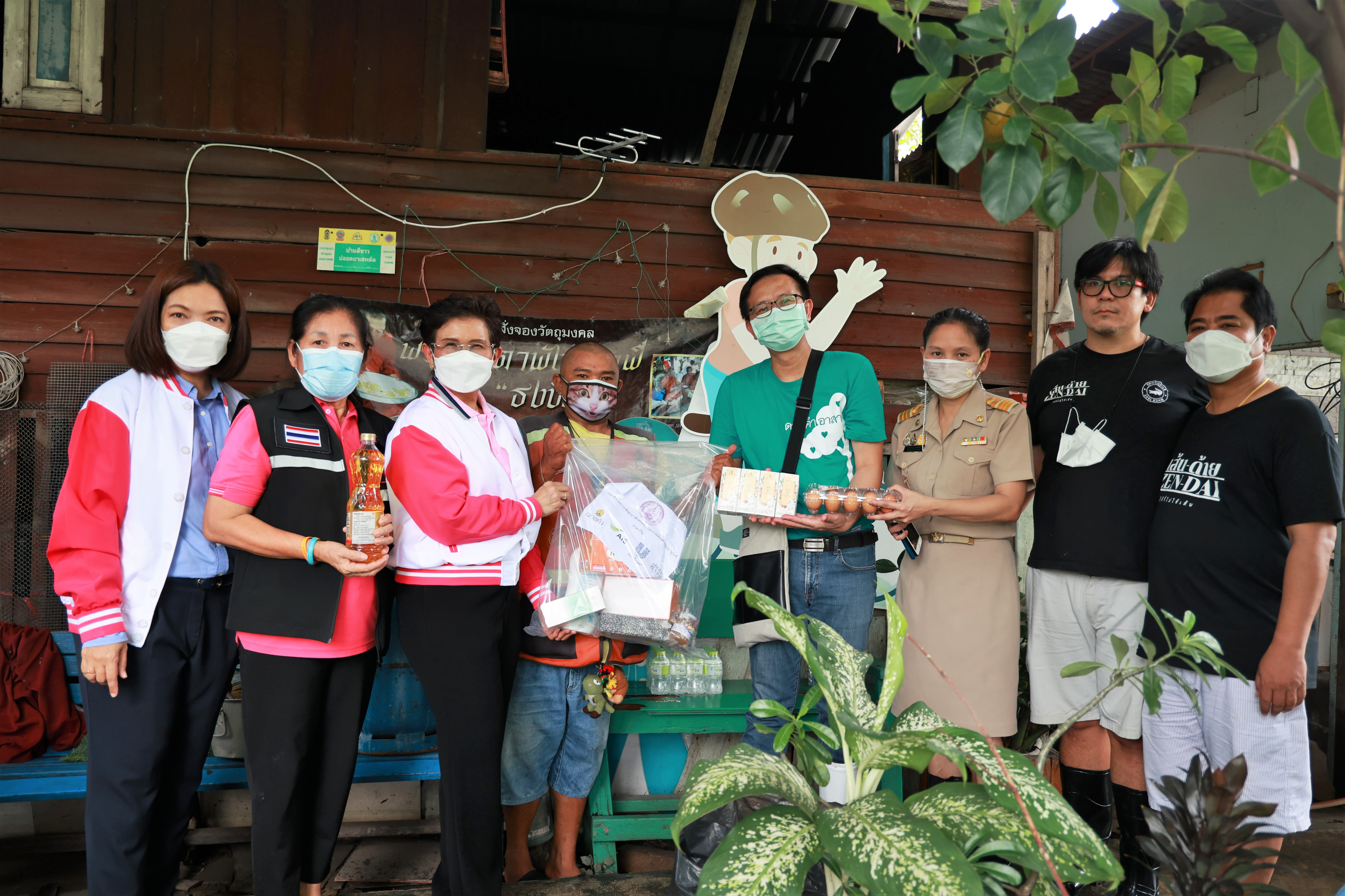 "ดอยคำ" จับมือ พม.และภาคี ลงพื้นที่  มอบถุงยังชีพผู้ประสบภัยน้ำท่วมเขตดอนเมือง