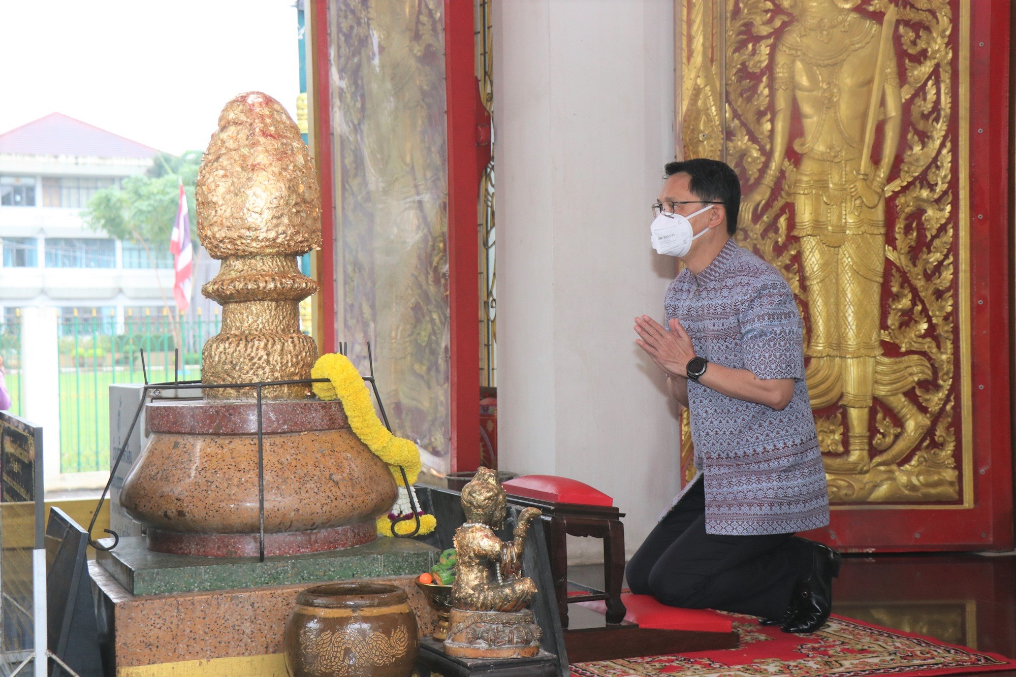พ่อเมืองกาญจน์ เป็น ปธ.ทำพิธีบรงสรวงสักการะสิ่งศักดิ์สิทธิ์และประกอบพิธีกรรมทางศาสนา