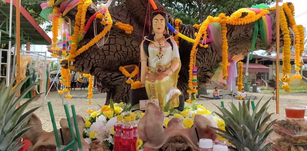ชาวบ้านร่วมพิธีบวงสรวง "เจ้าแม่ตะเคียนแก้ว" วัดอินทารามลุ้นเลขอ่างน้ำมนต์และต้นตะเคียนแก้ว