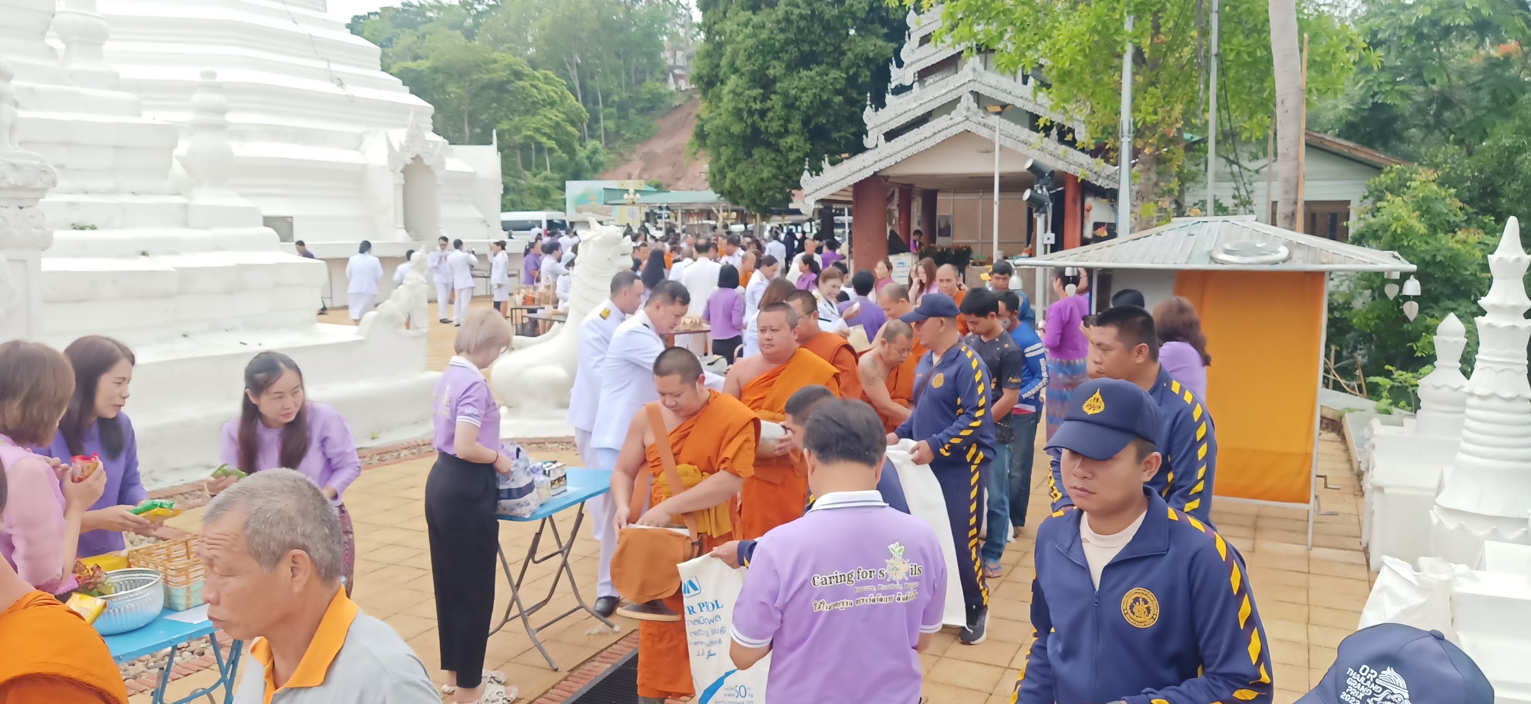 ผู้ว่าฯแม่ฮ่องสอน นำข้าราชการ องค์ปกครองส่วนท้องถิ่น และประชาชนร่วมทำบุญตักบาตรถวายพระราชกุศล  