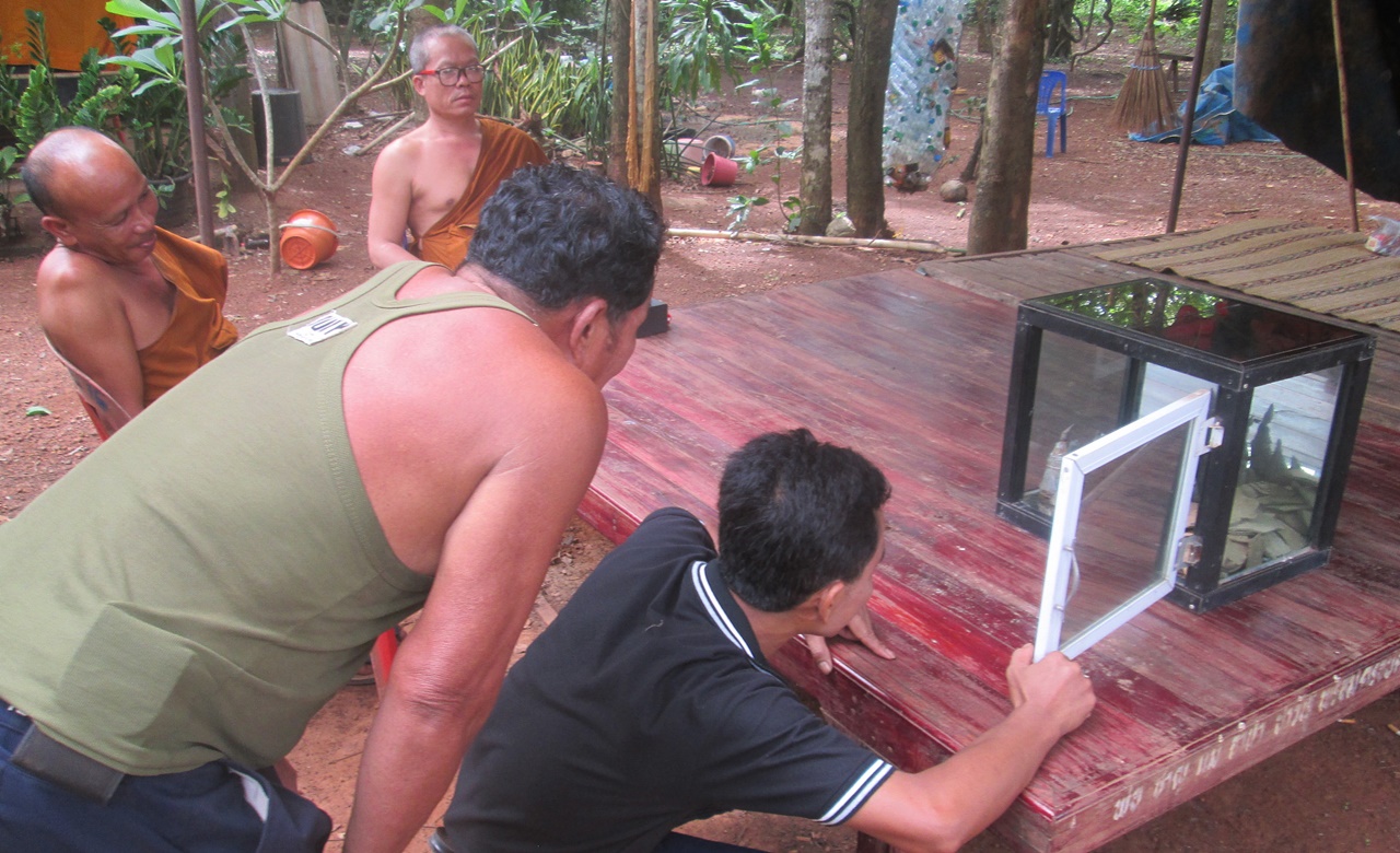 ฮือฮาขุดพบกรุพระโบราณอายุกว่า 200 ปีซุกไห แห่ตีเลขเด็ด