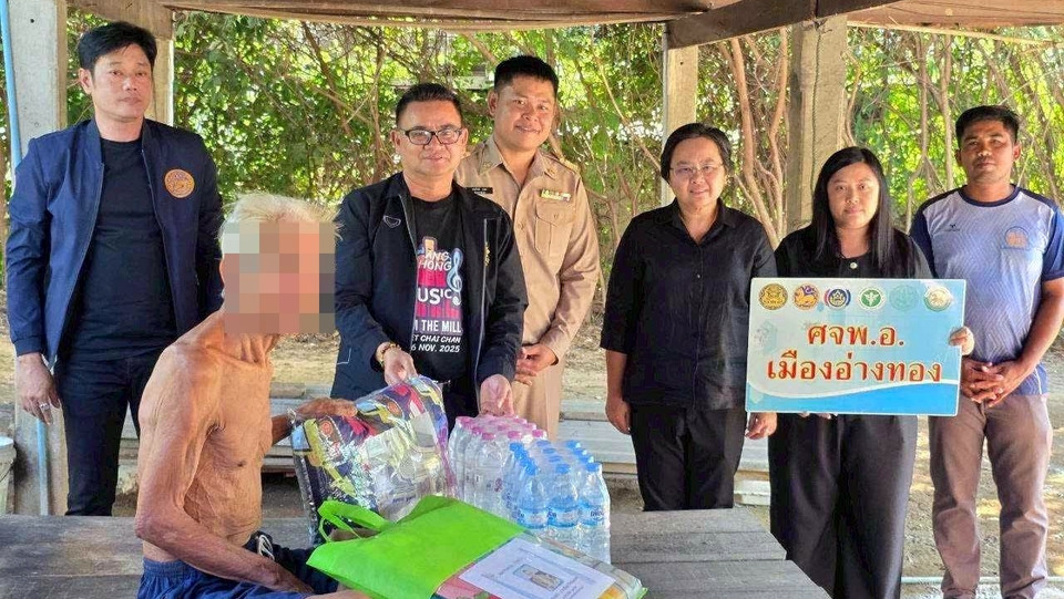 พช.อ่างทองมอบผ้าห่ม–ที่นอน ช่วยครัวเรือนตกเกณฑ์ TPMAP