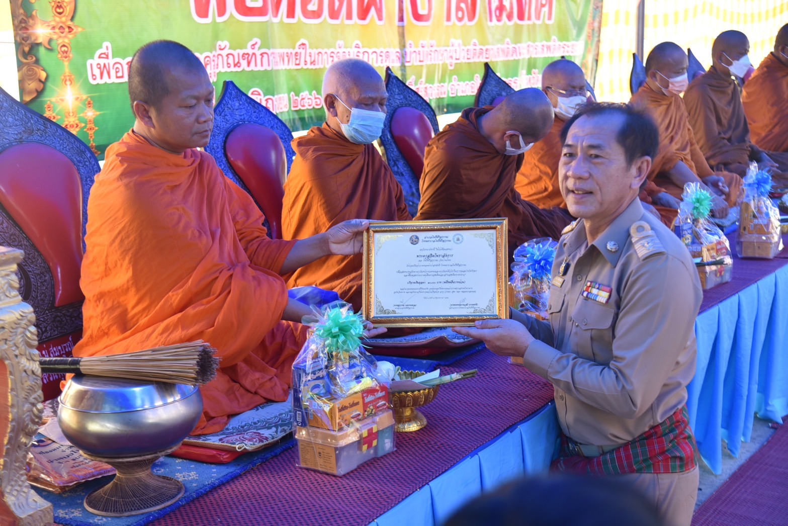 รองผู้ว่าฯศรีสะเกษทอดผ้าป่าฟื้นฟูผู้ติดยาและสารเสพติดระยะยาว CE SN 