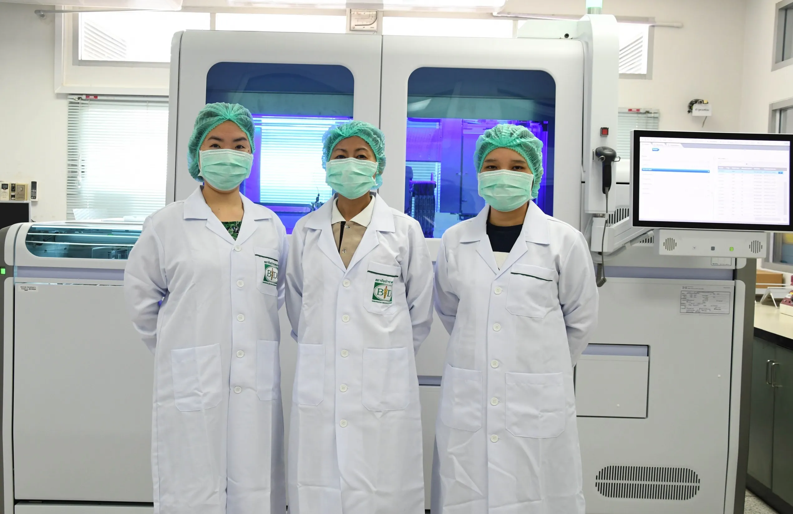 บุคลากรทางการแพทย์ในห้องปฎิบัติการของสถาบันบำราศนราดูร เครื่องตรวจระบบอัตโนมัติของทางสถาบันฯ สามารถรองรับการตรวจได้มากถึง 1,440 ตัวอย่างภายใน 24 ชั่วโมง