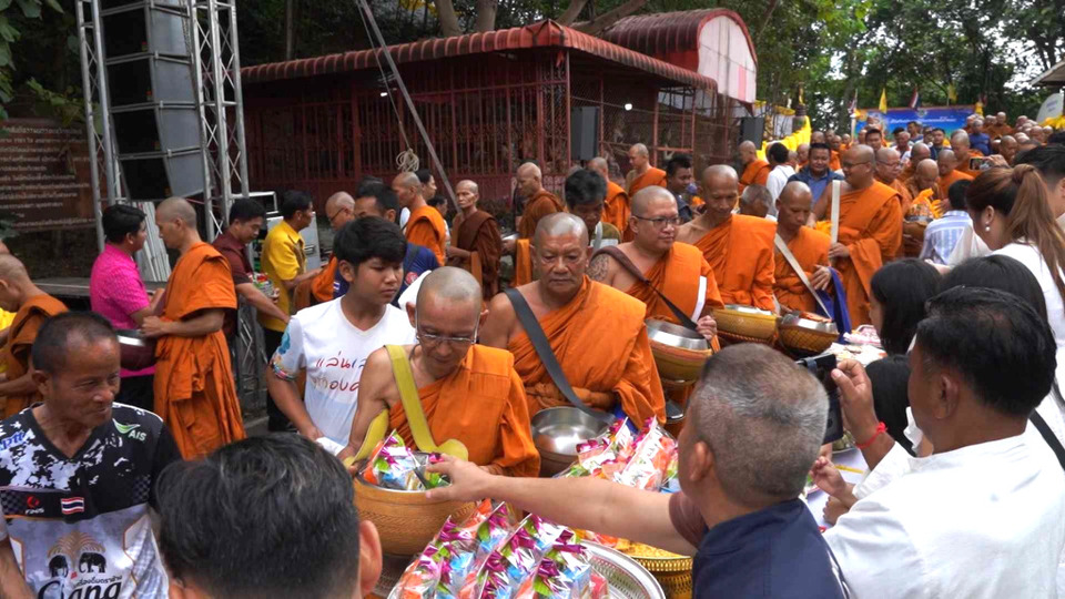 หนองบัวลำภูจัดประเพณีตักบาตรเทโวโรหนะ วัดสันติธรรมบรรพต สืบสานวัฒนธรรมวันออกพรรษา