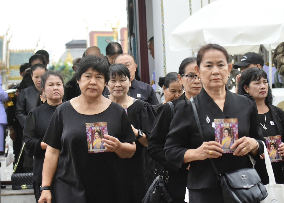 คลื่นพสกนิกรทั่วทุกสารทิศหลั่งไหลร่วมถวายอาลัย พระบรมศพ “พระพันปีหลวง” ยอดสะสมกว่า 2 แสนคน