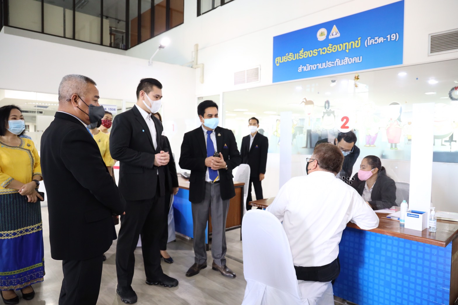 ผู้ช่วยรัฐมนตรีประจำกระทรวงแรงงาน เยี่ยมศูนย์รับเรื่องราวร้องทุกข์(โควิด-19)สำนักงานประกันสังคม กระทรวงแรงงาน นนทบุรี
