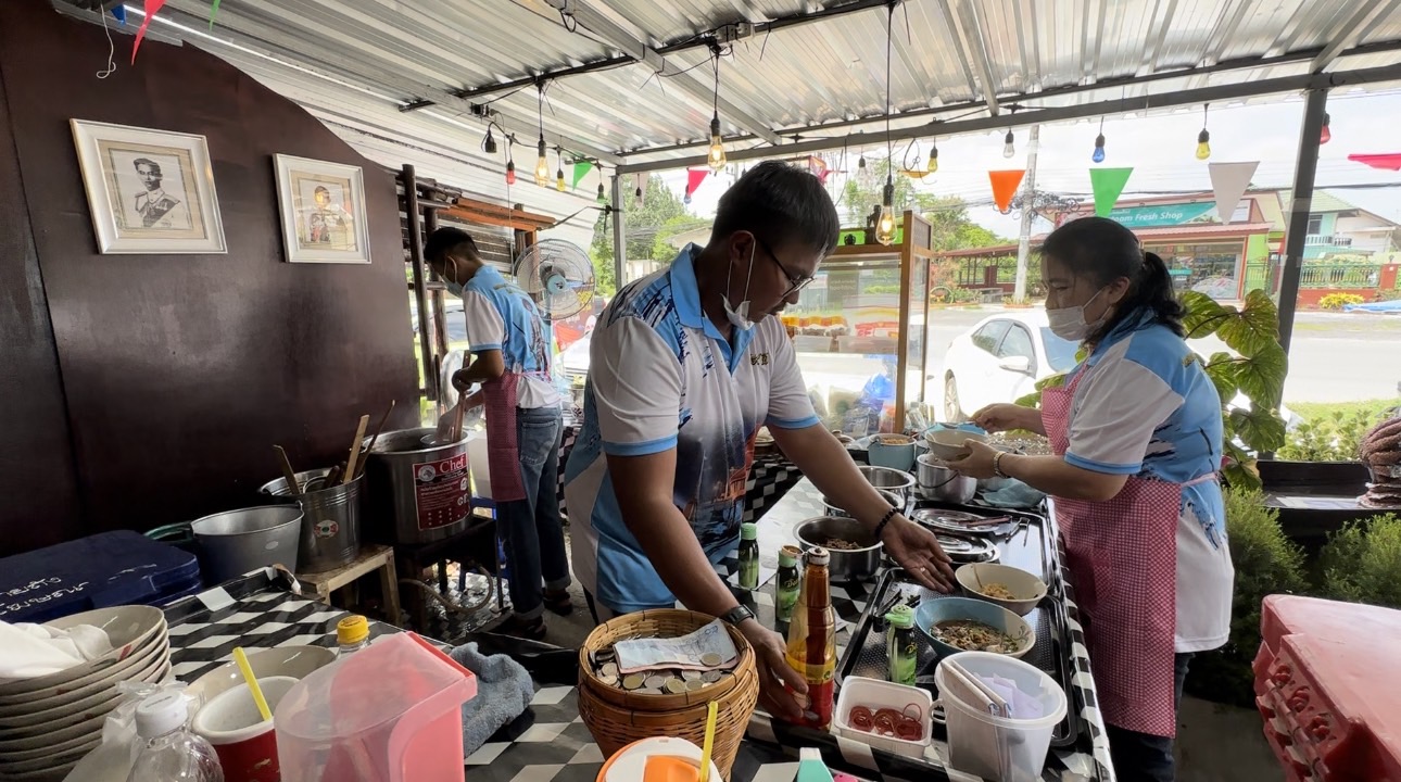 ฮือฮา!ร้านก๋วยเตี๋ยวเรือชื่อดังอยุธยาแจกพระประธานปลุกเสกปี 59 ให้ลูกค้านำกลับไปบูชาที่บ้านในวันวิสาขบูชา