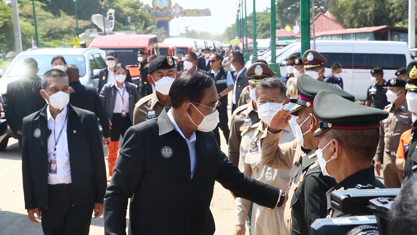 อธิบดีกรมโยธาธิการและผังเมือง ลงพื้นที่ร่วมกับนายกฯ- รมว.มหาดไทย ลุยน้ำท่วมช่วยเหลือผู้ประสบอุทกภัย "สิงห์บุรี" 