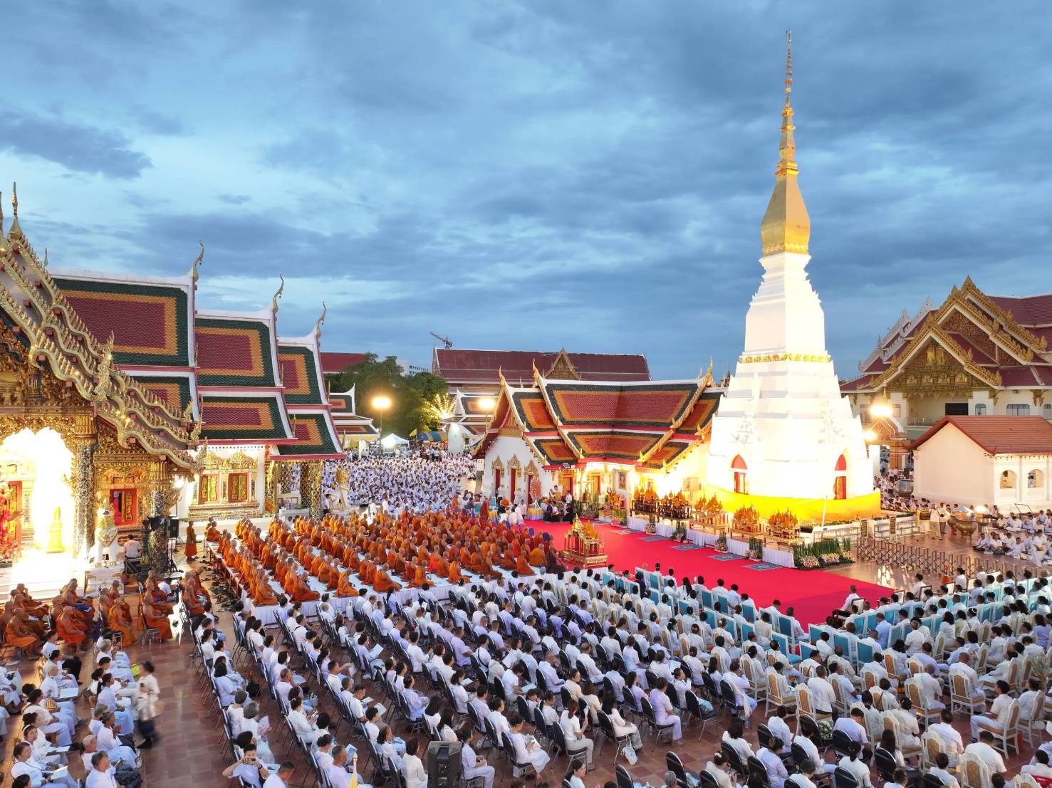  สวยงามยิ่งใหญ่!ชาวพุทธนับหมื่นแห่โคมบัวบูชาวันวิสาขบูชา ปี 2567
