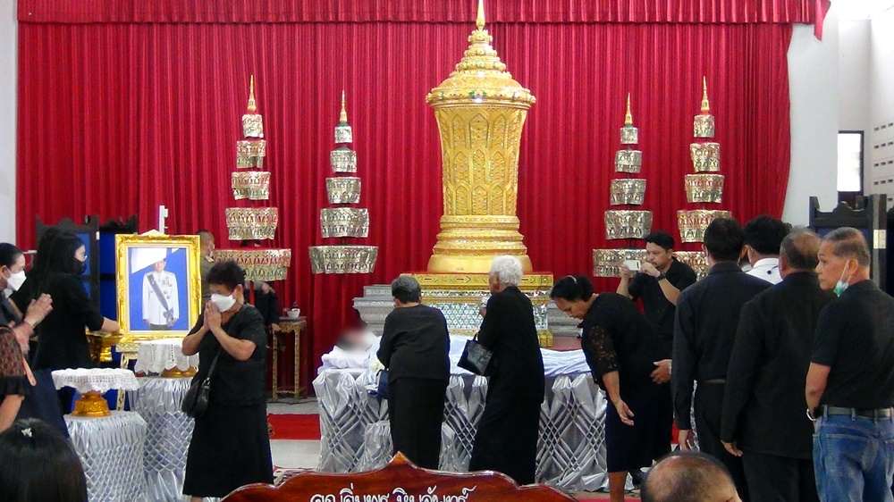 รดน้ำศพรองผู้ว่าฯพังงา ท่ามกลางความโศกเศร้า ภรรยาไม่ติดใจสาเหตุการตาย เพิ่งตรวจเจอความดัน
