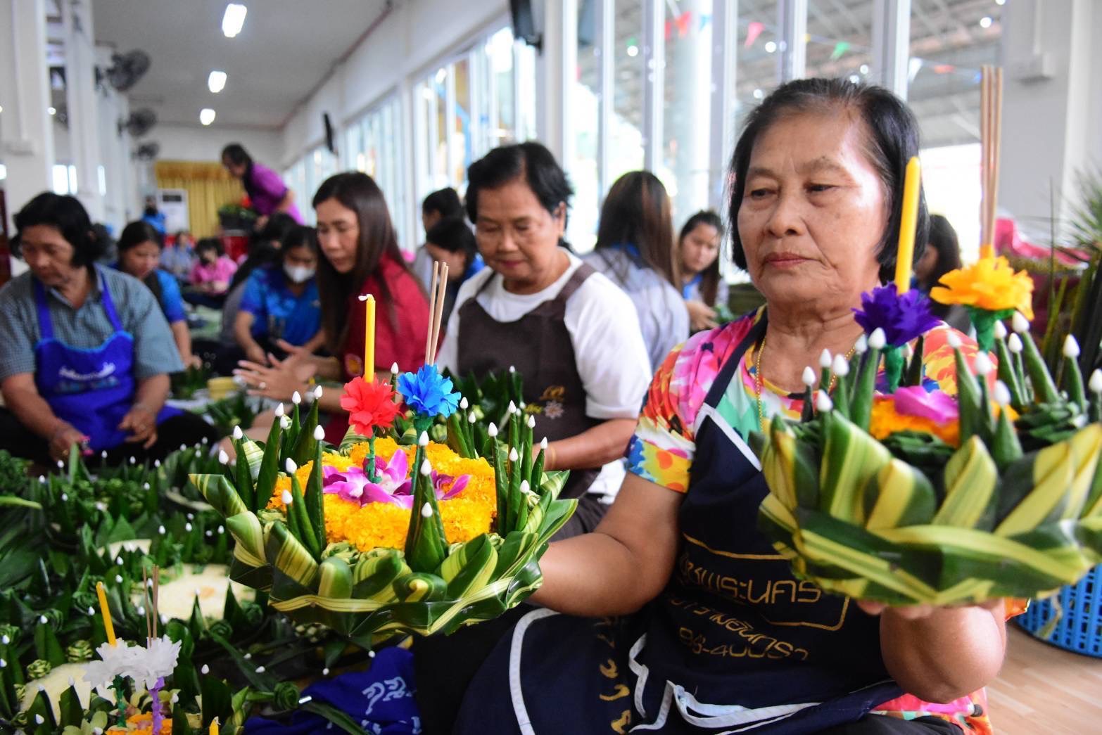 คณะครูและนักเรียนโรงเรียนวัดบัวแก้ว ร่วมประดิษฐ์กระทงกับชาวบ้านในชุมชน 