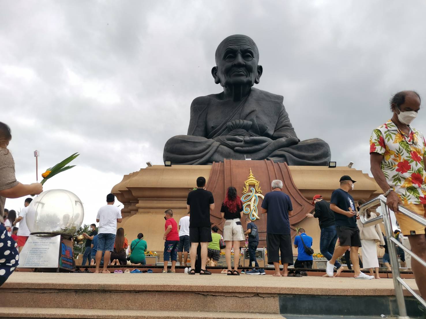 สัญญาณดี "วัดห้วยมงคล"วันหยุดเริ่มมีนักท่องเที่ยวหลังรัฐผ่อนคลายมาตราการ