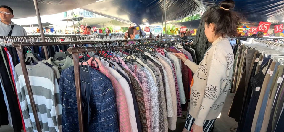 บุรีรัมย์ หนาวแล้ว แห่ซื้อเสื้อกันหนาวมือสองคึกคัก ขณะแม่ค้า บอกปิดด่าน ไม่กระทบ