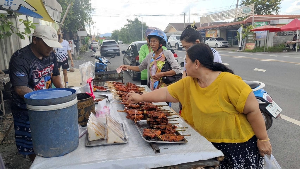 ไก่ย่างควันโขมง ขาย 2 ชั่วโมงหมด ลูกค้าต่อคิวซื้อเพียบ สร้างรายได้ให้ครอบครัว