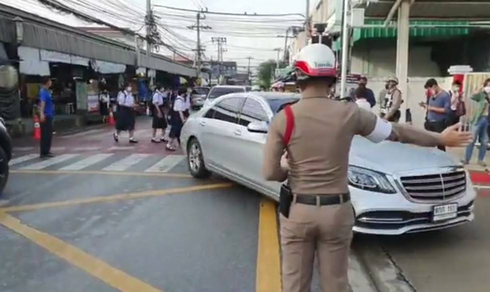 ถ่ายคลิปรถไม่หยุดให้คนข้ามทางม้าลาย มีลุ้นเงิน 2 หมื่น