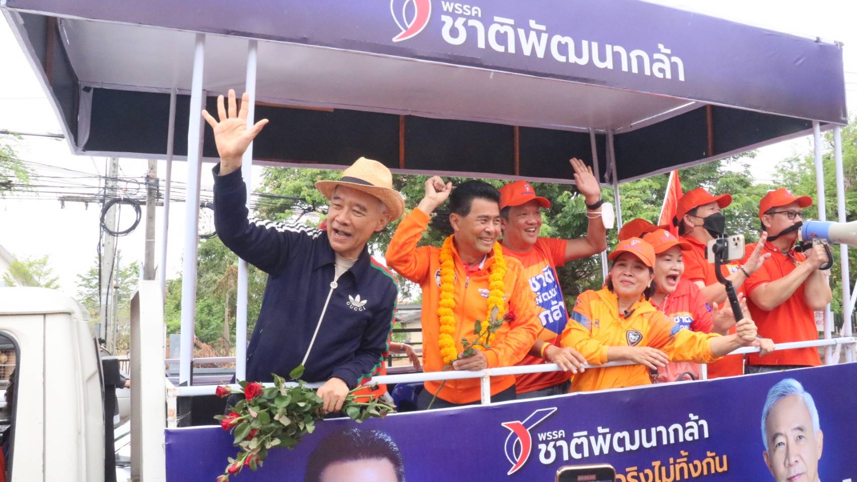 คนโคราช รักจริงไม่ทิ้งกัน “สุวัจน์ ชาติพัฒนากล้า” ขึ้นรถแห่ลุยหาเสียงโค้งสุดท้าย ช่วย “เทวัญ” น้องชาย ผู้สมัคร ส.ส เขต 1 