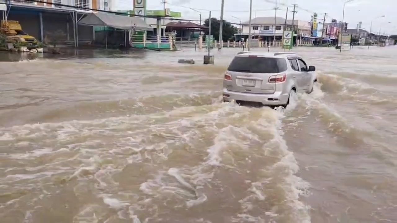 “บัวลอย” ซ้ำ “รากาซา”! น้ำทะลัก อ.สังขะอ่วม ถนนหลวง 24 จมบาดาล รถเล็กผ่านไม่ได้ มูลนิธิเพื่อนพึ่งพายามยากรุดช่วย