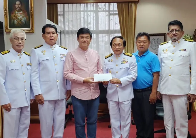 "พ่อเลี้ยงหล้า" นักธุรกิจสายบุญ มอบเงิน 5 หมื่น ให้นายกเล็กแม่สอด เป็นทุนช่วยชาวชุมชนแม่สอด