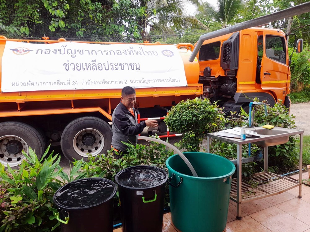 นพค. 24 แจกน้ำอุปโภค-บริโภค ให้ รพ.สต.บ้านคำชะอี