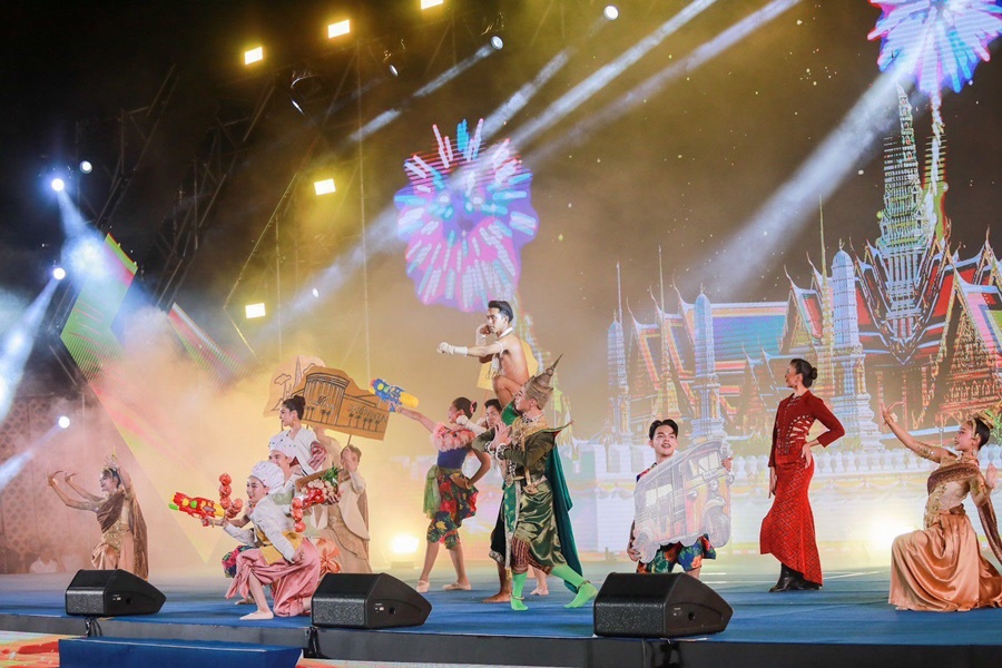 คึกคักปชช.เที่ยวงานใต้ร่มพระบารมี 243 ปี กรุงรัตนโกสินทร์