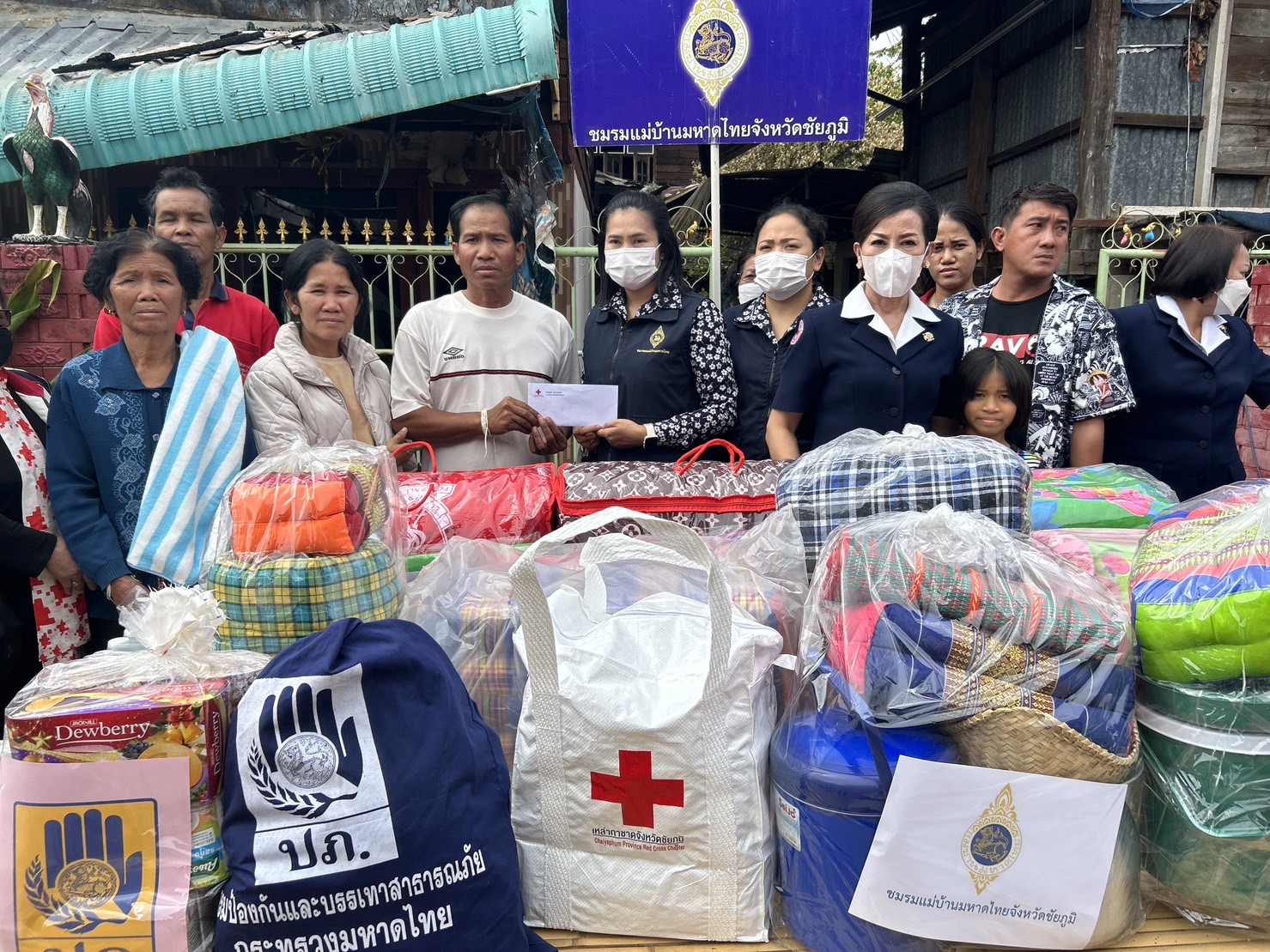 ผู้ว่าฯชัยภูมิและเหล่ากาชาดลงพื้นที่ให้ความช่วยเหลือผู้ประสบอัคคีภัยที่อ.แก้งคร้อ2ครอบครัว