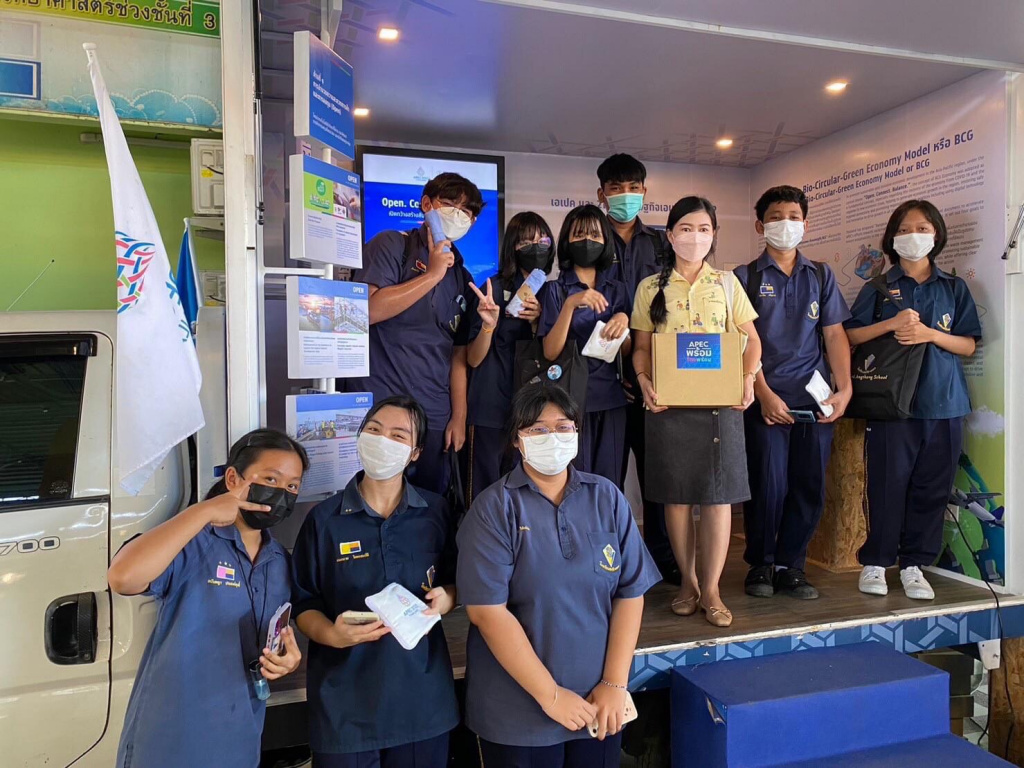 "APEC พร้อม ไทยพร้อม" สัญจรให้ความรู้เอเปค แก่นักเรียน รร.สตรีอ่างทอง