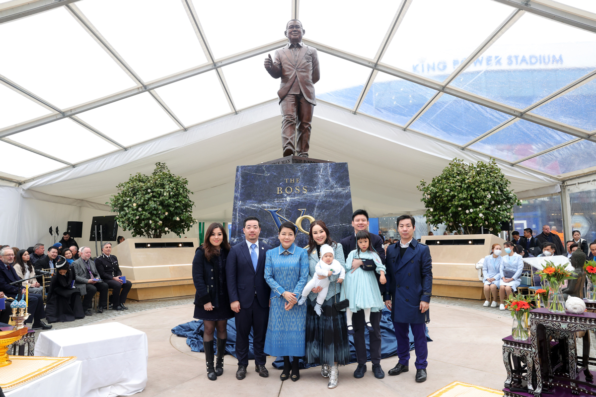 "ครอบครัวเลสเตอร์ ซิตี้" ร่วมพิธีเปิดอนุสาวรีย์ "วิชัย ศรีวัฒนประภา" 