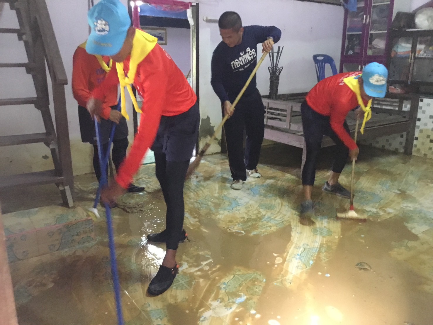 ทหารช่วยขนของลงจากที่สูงและทำความสะอาดบ้านหลังจากสถานการณ์น้ำท่วมเกาะหลีเป๊ะหลายพื้นที่กลับเข้าสู่สภาวะปกติ