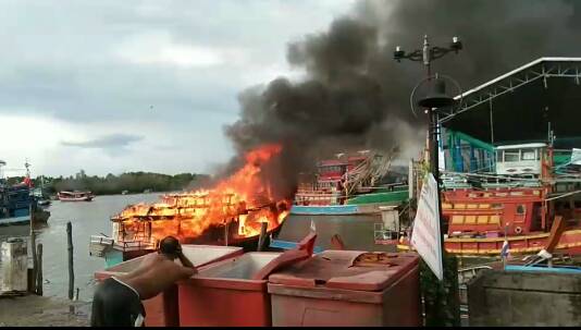ไฟไหม้เรือทัวร์เบ็ด 5 ลำ ชาวเรือต้องช่วยกันปล่อยเรือลอยลำออกจากท่าหวั่นลุกลาม
