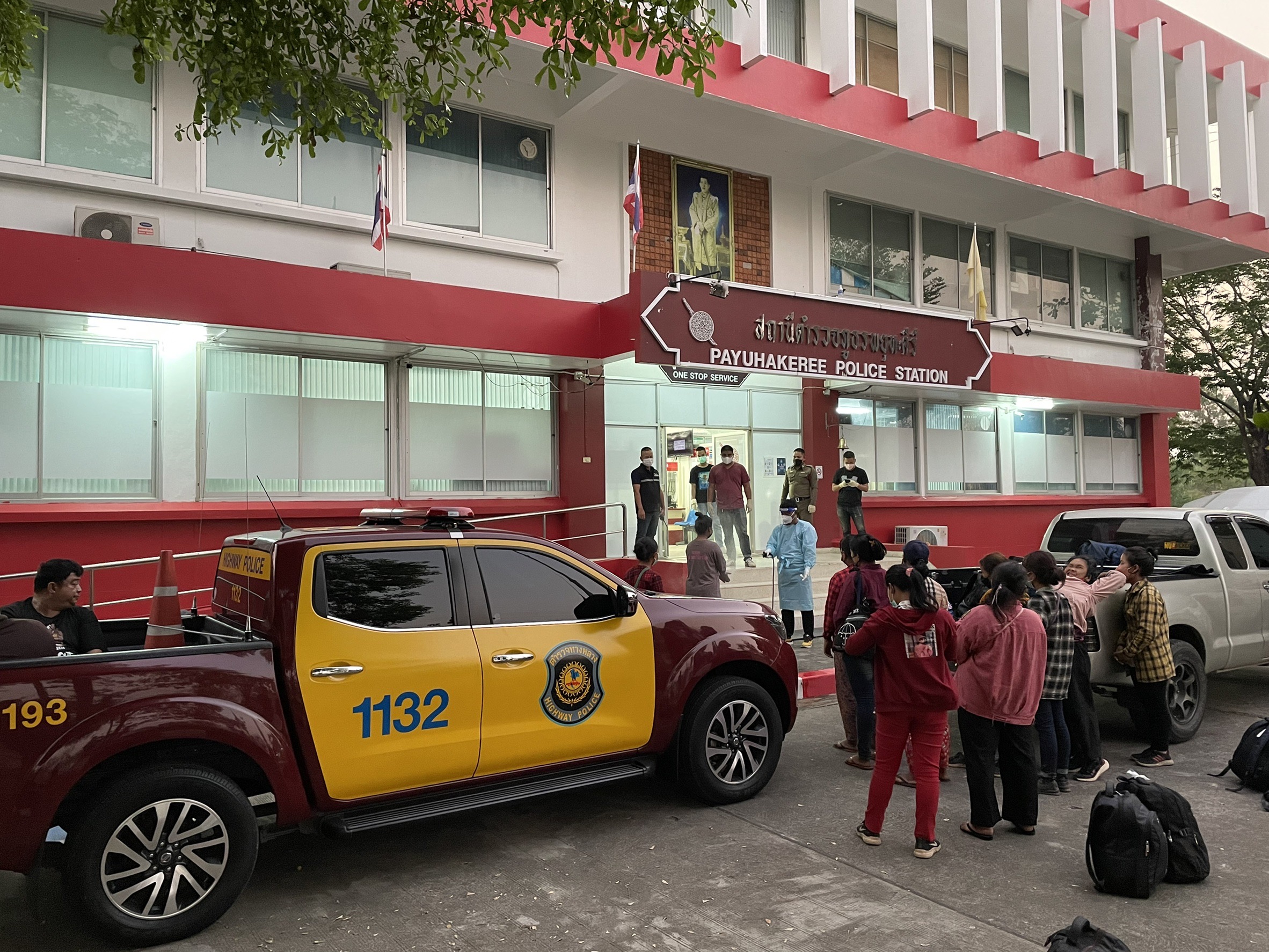 คลิปกล้องหน้ารถตร.ทล.กก.1ไล่ล่ารถกระบะขนแรงงานต่างด้าวหลบหนีจับกุมได้44คน