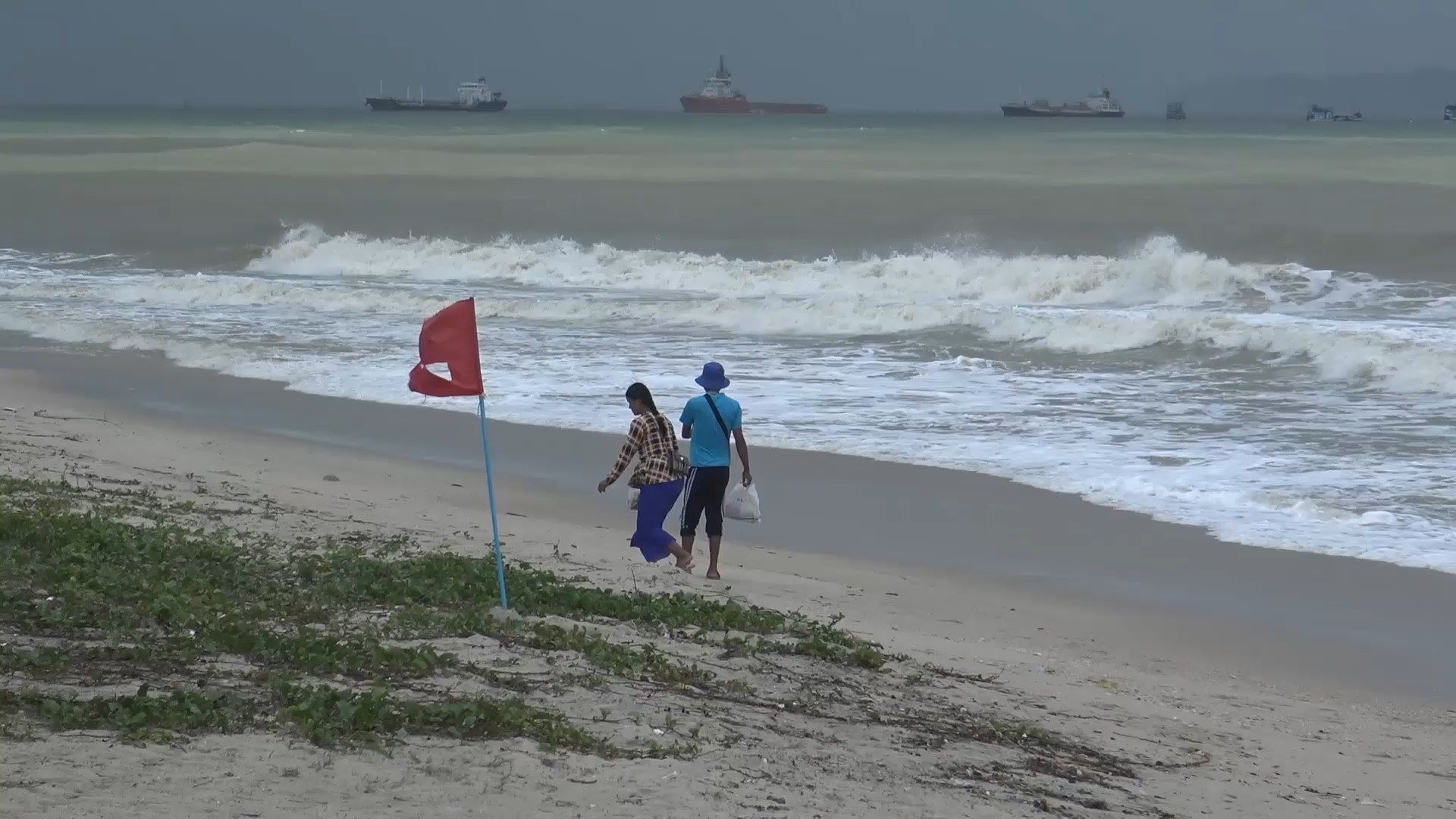 เจ้าหน้าที่ปักธงแดงตลอดแนวชายหาดสมิหลาชลาทัศน์เหตุคลื่นลมแรงหวั่นเกิดอันตราย