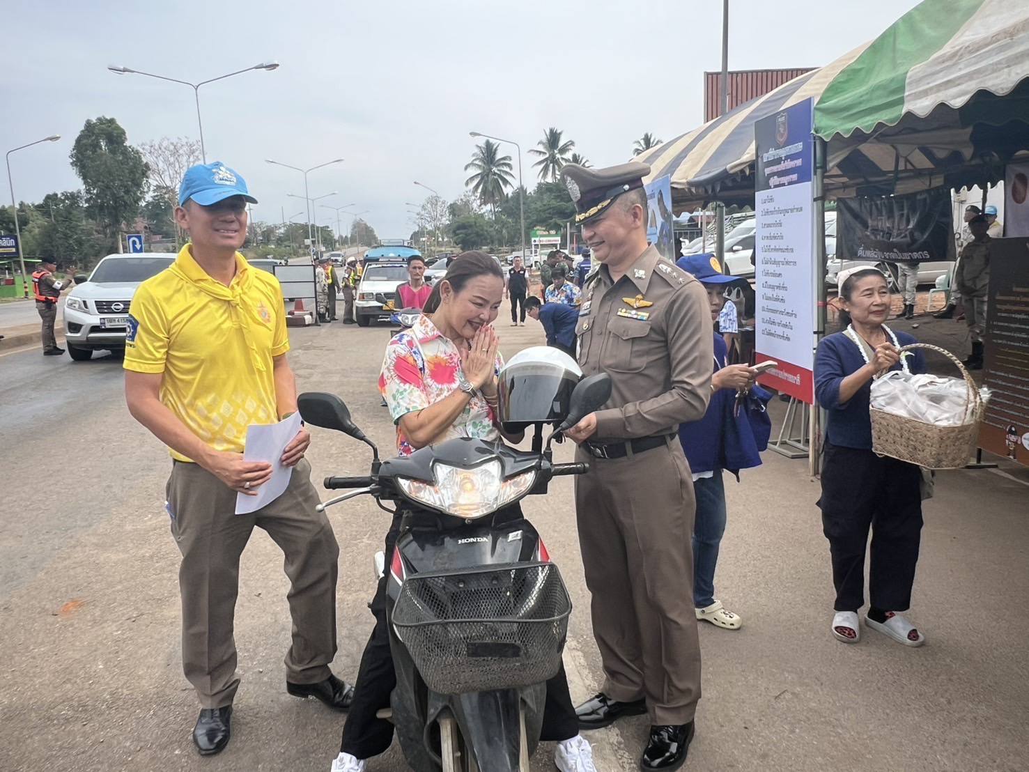 สภ.พบพระจัดโครงการจิตอาสาจราจรรณรงค์ขับขี่ปลอดภัยสวมหมวกนิรภัยลดอุบัติเหตุช่วงเทศกาลสงกรานต์ 2568 