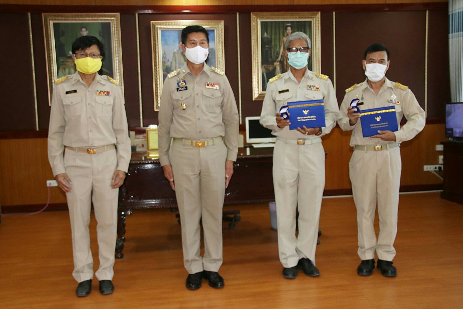 พ่อเมืองหนองคาย มอบเกียรติบัตรและเข็มเชิดชูเกียรติ แก่ข้าราชการพลเรือนดีเด่นระดับประเทศ ประจำปี 62 เพื่อสร้างขวัญกำลังใจ 