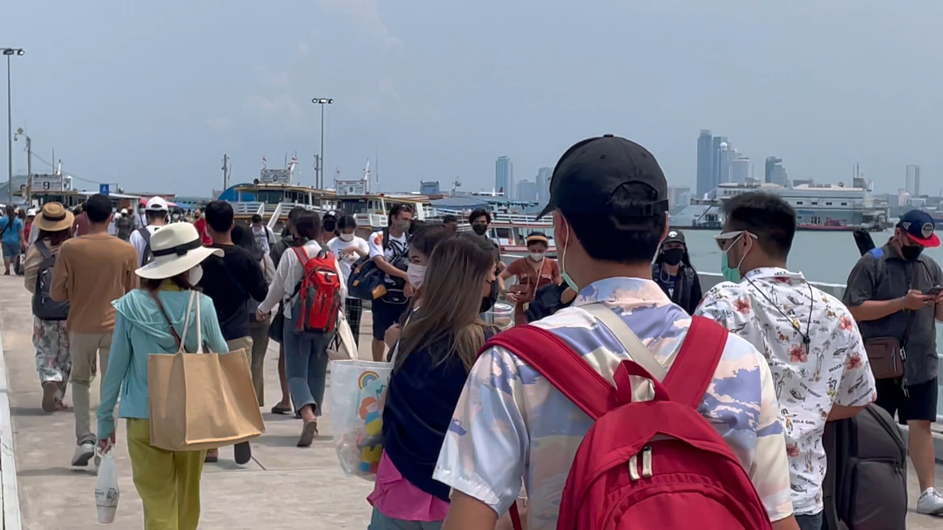 บรรยากาศท่องเที่ยวสงกรานต์พัทยาคึกคัก นักเที่ยวแห่ขึ้นเรือข้ามฟากเกาะล้านหลักหมื่น