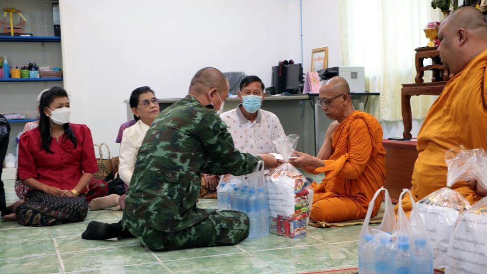 เข้มความปลอดภัย!! พระสงฆ์รือเสาะ-ศรีสาคร งดออกบิณฑบาตชั่งคราว หลังเกิดเหตุลอบวางระเบิด