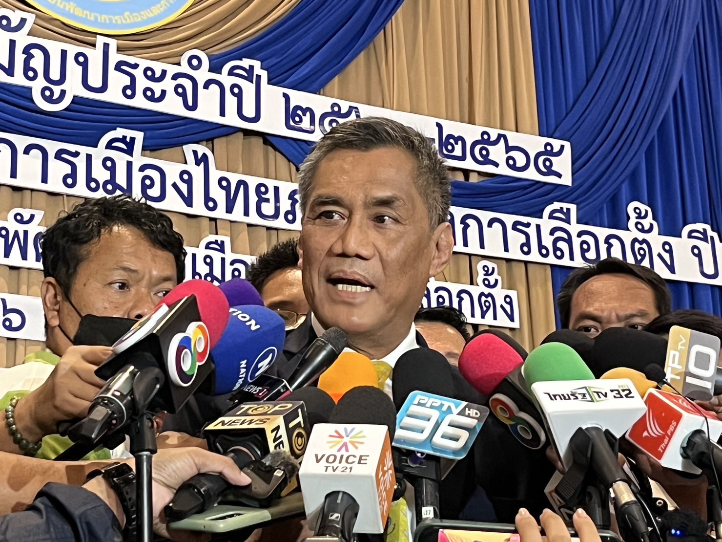 “ปธ.กกต.” เผยคืบหน้ารับรองส.ส.ถกต่อสัปดาห์หน้า ทำได้ทันตามกรอบเวลา ประกาศครบ100% ช้าเร็ว อยู่ที่คำร้อง ยันตั้งคกก. สอบ "พิธา" ถือหุ้นเป็นธรรม