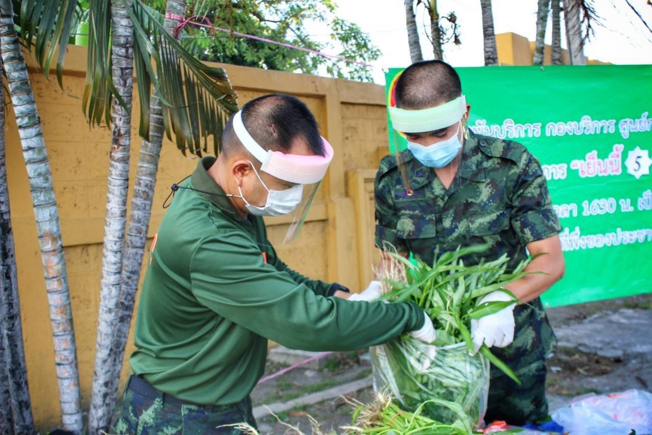 ศูนย์การทหารปืนใหญ่ ค่ายภูมิพล นำผลผลิตจาก “โครงการทหารพันธุ์ดี” ออกจำหน่ายให้แก่ประชาชนรอบค่ายในราคาถูก 