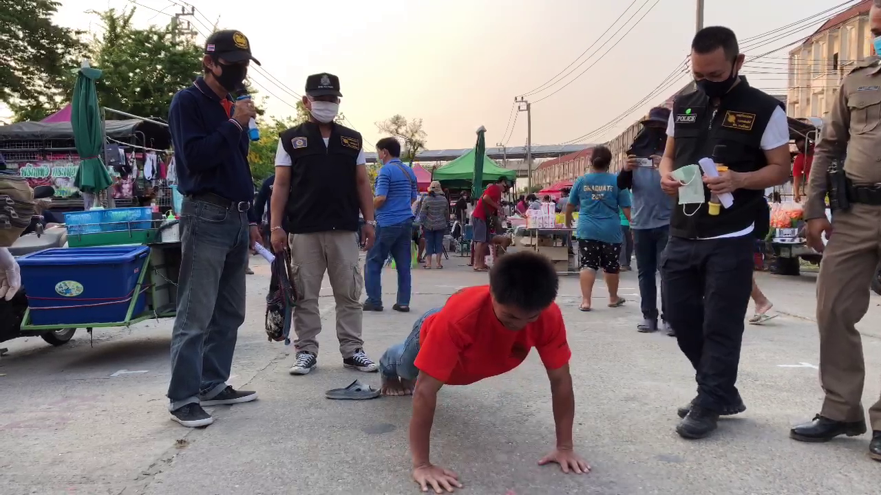 นนทบุรี ตร.ฝ่ายปกครองตรวจตลาดไม่ใส่เเมสสั่งวิดพื้น-สก๊อตจั๊มพ์โชว์