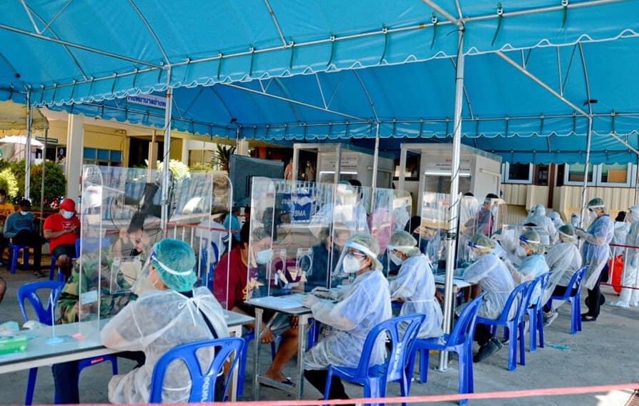 ชาวอ่างทองที่มีประวัติไปสนามชนไก่แห่ตรวจคัดกรองโควิดแน่นโรงพยาบาลหลังพบเซียนไก่ชนติดเชื้อ