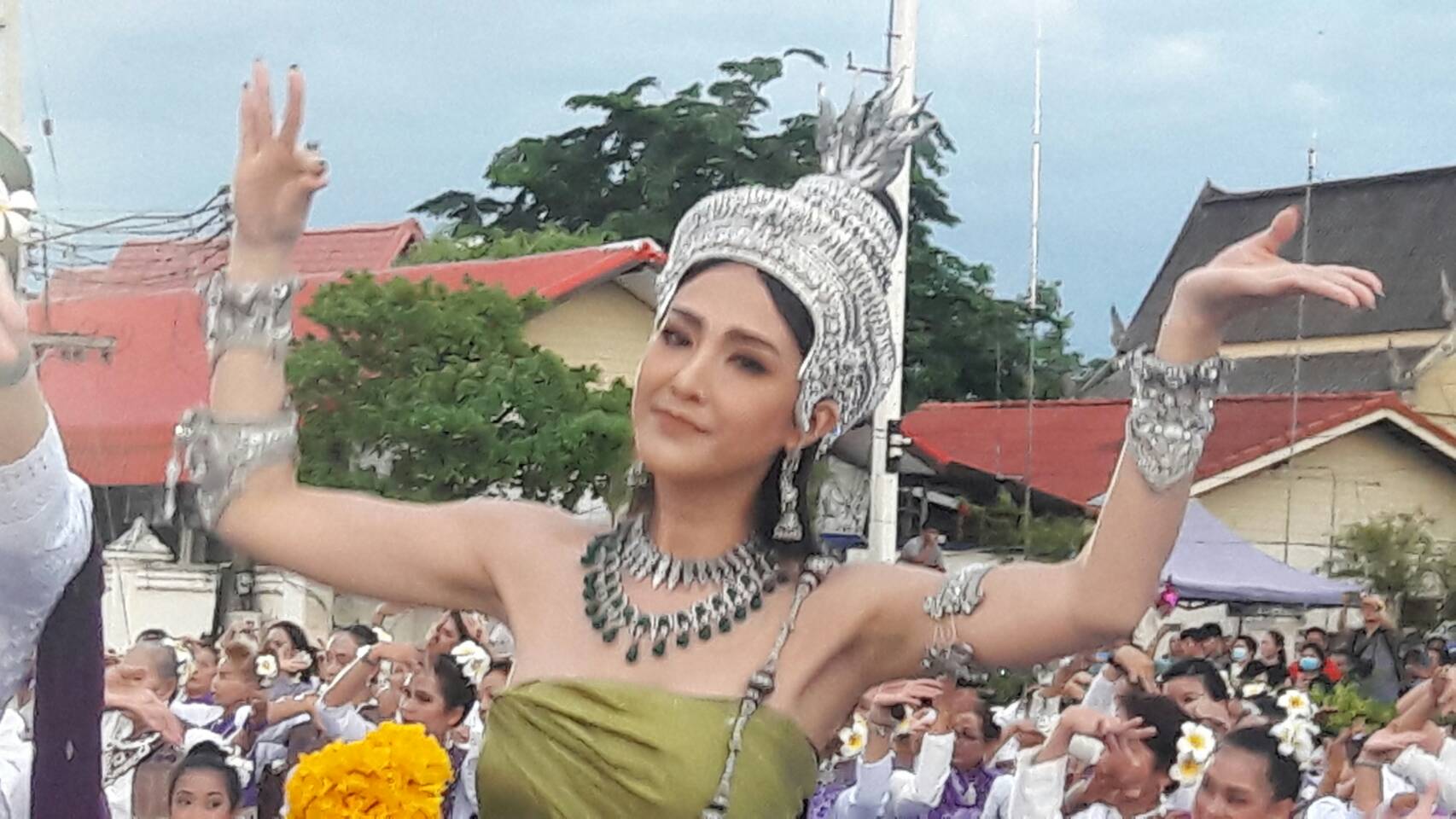 ชาวหนองคาย กว่า 700 คน รำบวงสรวงพญานาค ถือเป็นการเริ่มต้นงานเทศกาลออกพรรษา “บั้งไฟพญานาคโลก”