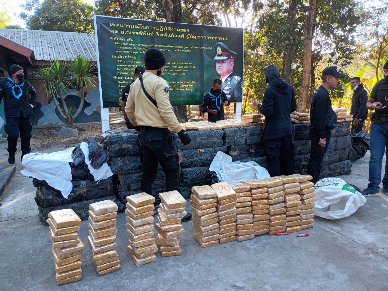ทหารสนธิกำลังตำรวจจับกุมขบวนการขนกัญชา น้ำหนักประมาณ 1,190 กก. พร้อมผู้ต้องหา